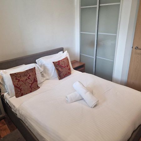 Immaculate 1-Bed Apartment In Лондон Екстер'єр фото