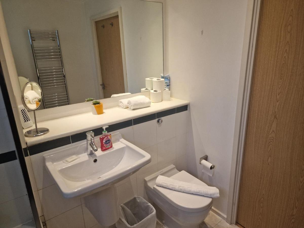 Immaculate 1-Bed Apartment In Лондон Екстер'єр фото